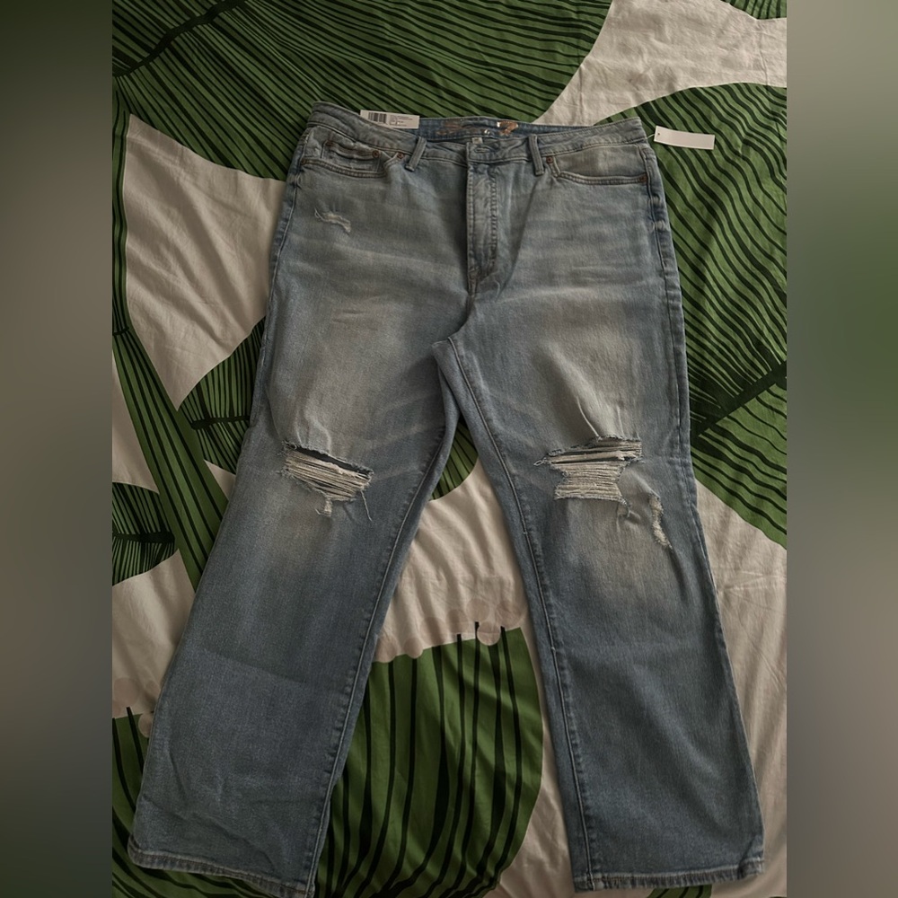NWT distressed knee jeans